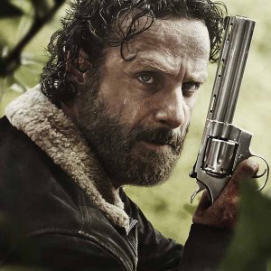 Rick, un pistolet à la main, est prêt à se battre dans la saison 5 de The Walking Dead.