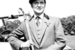 L'acteur Patrick Macnee dans son costume de John Steed