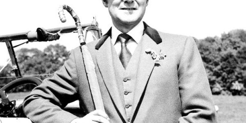 L'acteur Patrick Macnee dans son costume de John Steed