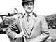 L'acteur Patrick Macnee dans son costume de John Steed